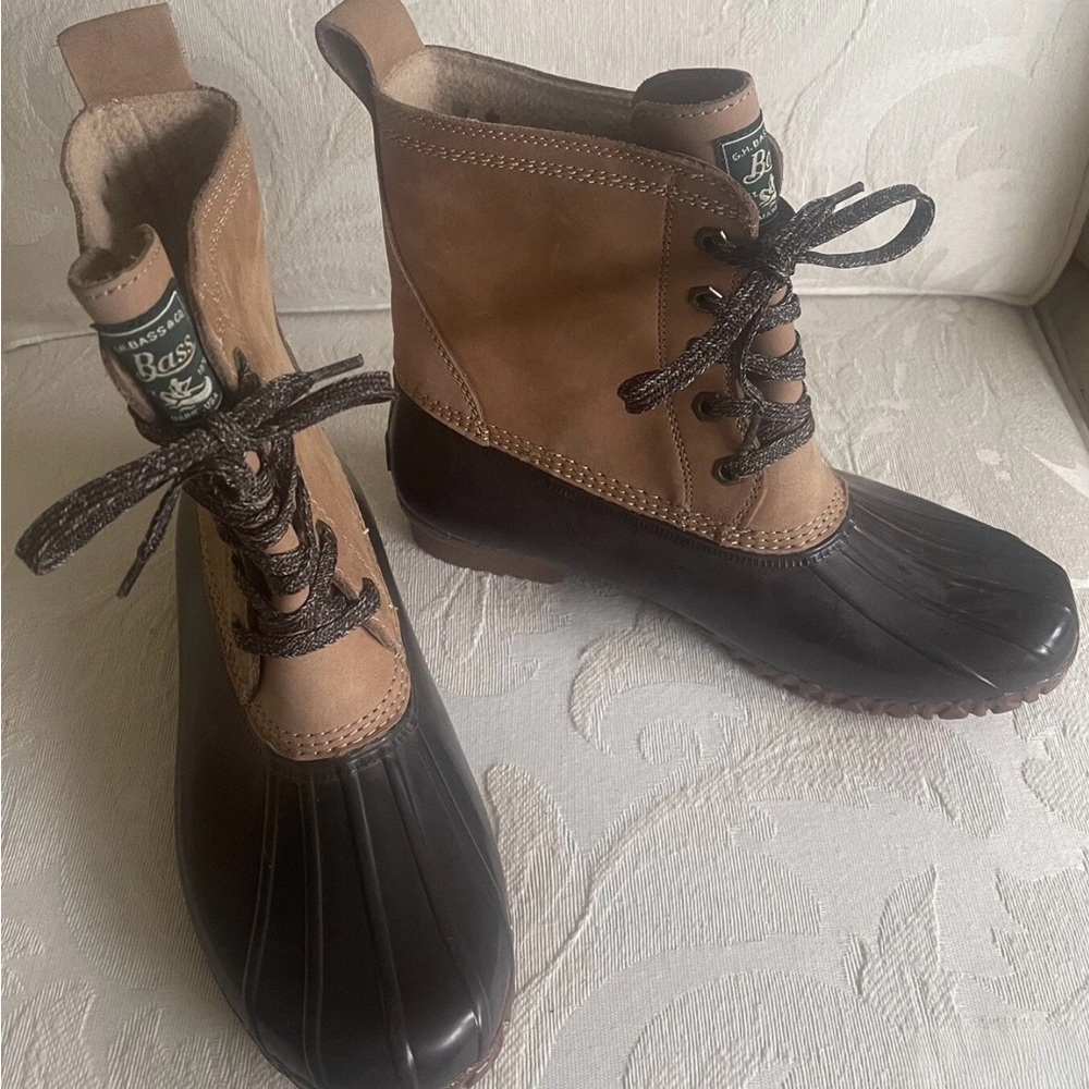 G H Bass & Co Daisy Tan & Chocolate Duck Boots Women’s Sz 9.  71-22343 Preowned